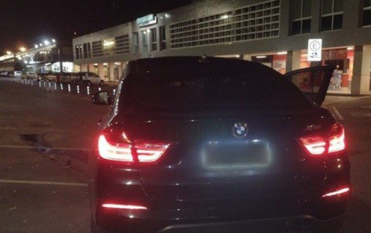 Mulher embriagada bate BMW e dispara: "Meu pai pode comprar Brasília inteira"