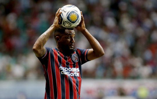 Sem espaço no Bahia, Cicinho pode voltar ao time titular contra o Santos