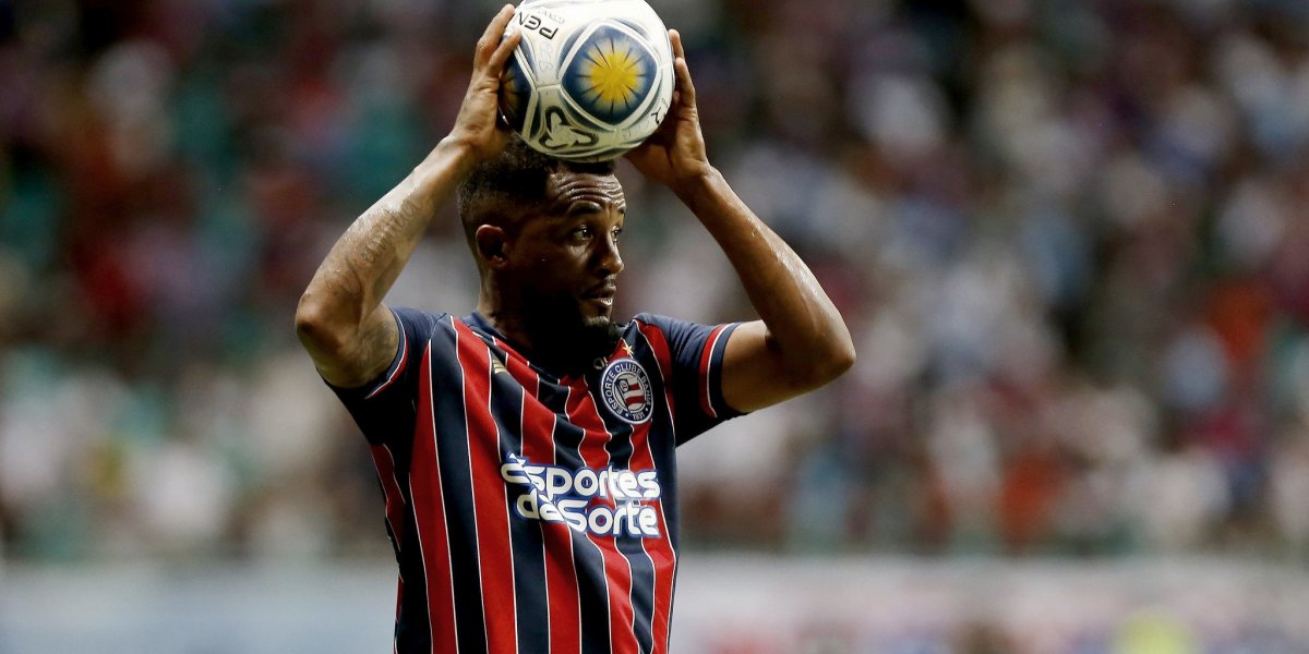 Sem espaço no Bahia, Cicinho pode voltar ao time titular contra o Santos