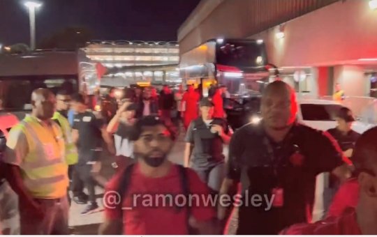 Após mais uma derrota, Flamengo é recebido com protestos em desembarque no Rio