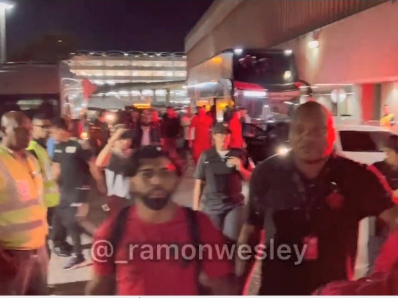Após mais uma derrota, Flamengo é recebido com protestos em desembarque no Rio