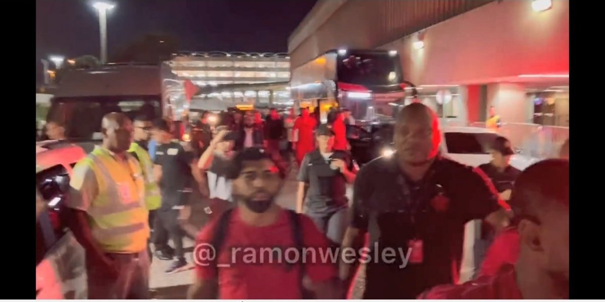 Após mais uma derrota, Flamengo é recebido com protestos em desembarque no Rio