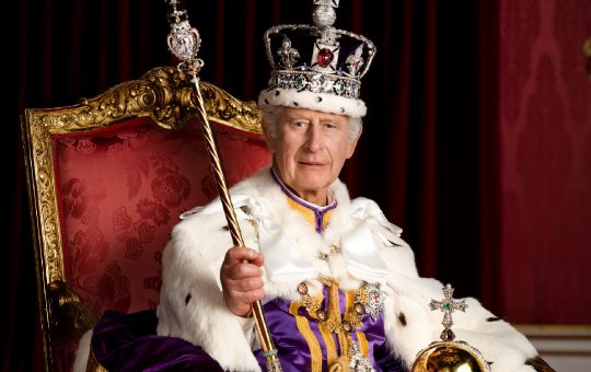 Primeiro retrato oficial do rei Charles III já circula nas redes sociais