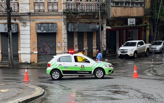 Após chuva, Ladeira da Montanha é interditada; 25 linhas de ônibus são desviadas