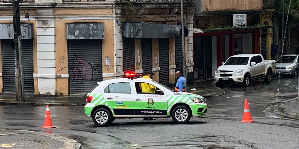 Após chuva, Ladeira da Montanha é interditada; 25 linhas de ônibus são desviadas