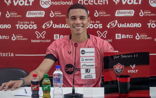 Léo Gomes fala sobre adaptação ao novo esquema e celebra bom momento no Vitória