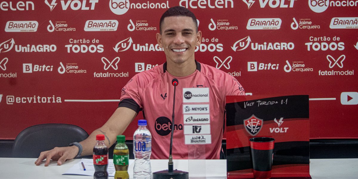 Léo Gomes fala sobre adaptação ao novo esquema e celebra bom momento no Vitória