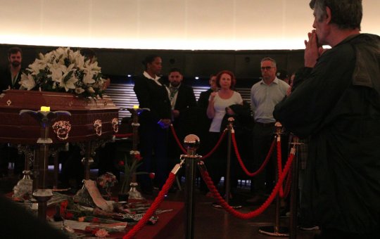 Fãs fazem fila para dar adeus a Rita Lee em São Paulo