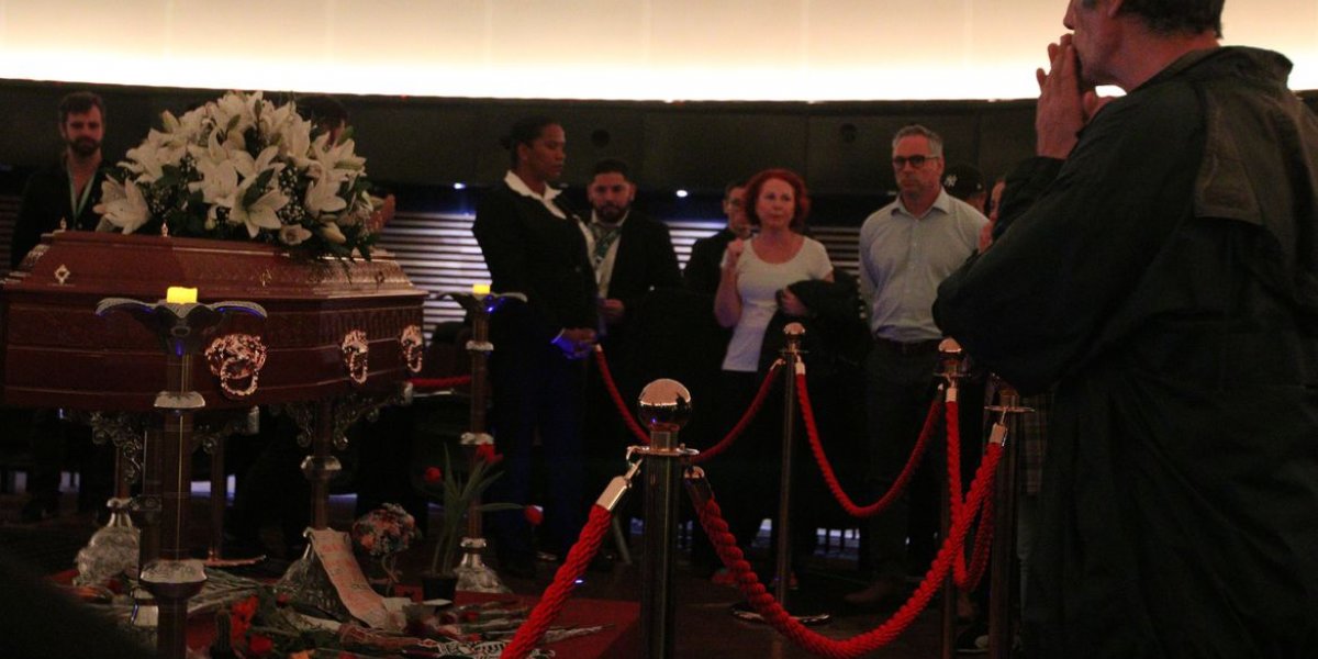 Fãs fazem fila para dar adeus a Rita Lee em São Paulo