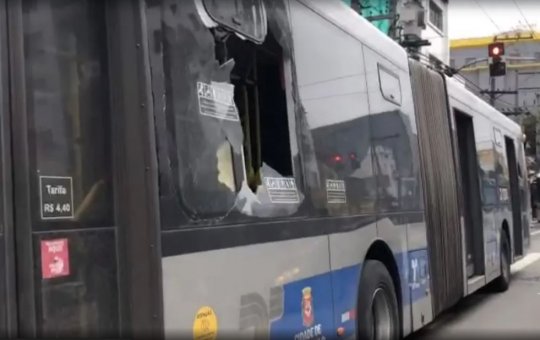 Polícia usa bombas de efeito moral em manifestantes no Brás