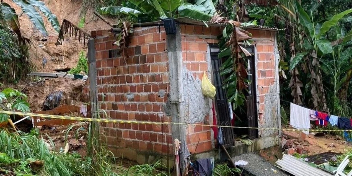 Três pessoas são soterradas após imóvel desabar em Cajazeiras