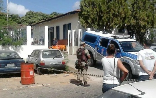 Casal tenta manobras arriscadas e bate moto em viatura da PM