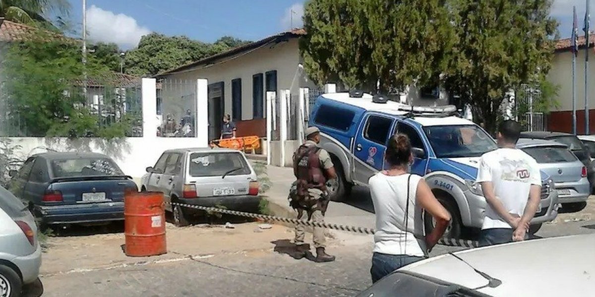 Casal tenta manobras arriscadas e bate moto em viatura da PM