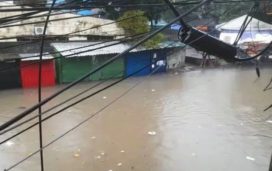 Chuvas que atingem Salvador provocam alagamentos e deslizamentos de terra