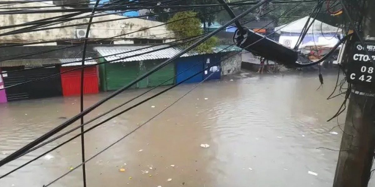 Chuvas que atingem Salvador provocam alagamentos e deslizamentos de terra