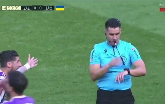 Árbitro encerra jogo em momento de chute que resulta em gol na Espanha