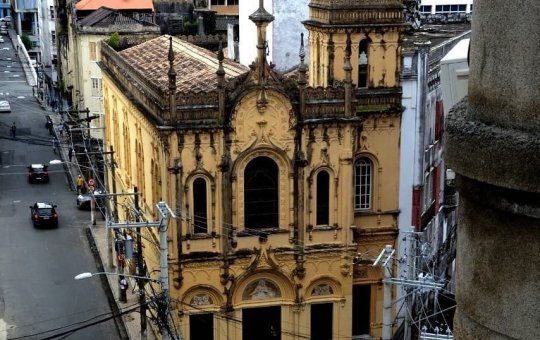 Criminosos arrombam igreja em Salvador e furtam objetos em prata