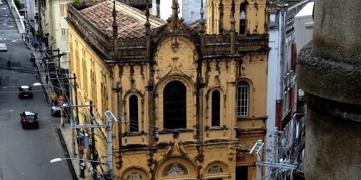 Criminosos arrombam igreja em Salvador e furtam objetos em prata