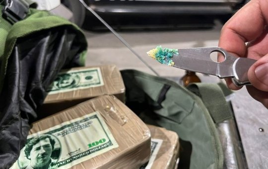 PRF apreende cocaína embalada em nota falsa de dólar com foto de Pablo Escobar