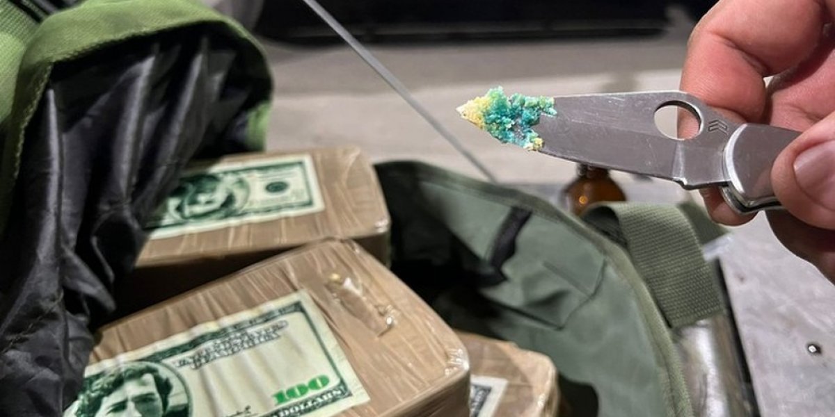 PRF apreende cocaína embalada em nota falsa de dólar com foto de Pablo Escobar
