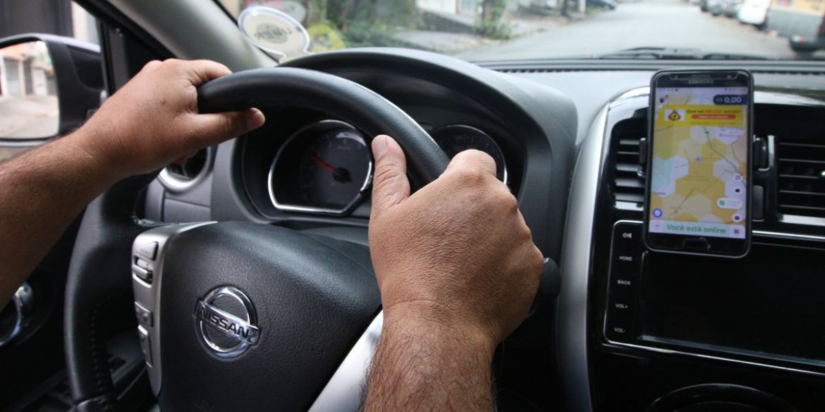 Motoristas por aplicativos, como Uber e 99, fazem greve em todo o país