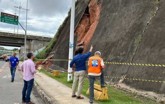 Contenção de encosta desmorona entre avenidas Orlando Gomes e Paralela