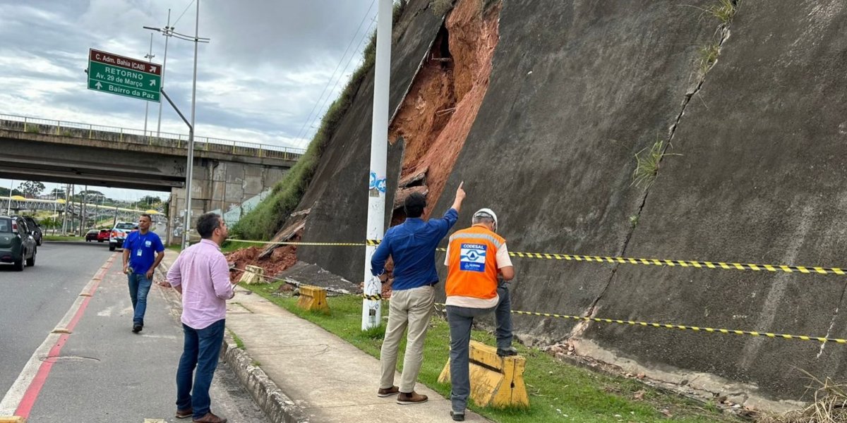 Contenção de encosta desmorona entre avenidas Orlando Gomes e Paralela