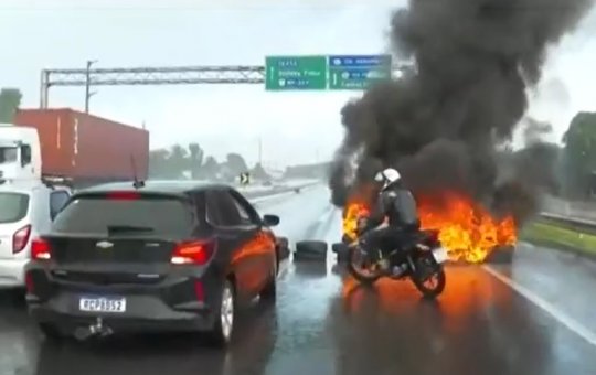 Protesto contra alagamentos bloqueia CIA-Aeroporto; uma das vias é liberada