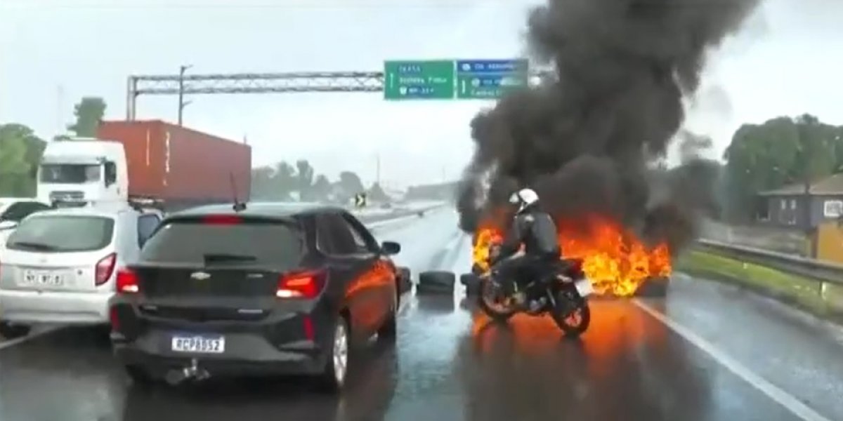 Protesto contra alagamentos bloqueia CIA-Aeroporto; uma das vias é liberada