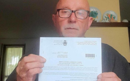 Idoso é multado em R$ 5 mil por consertar buraco na rua; entenda