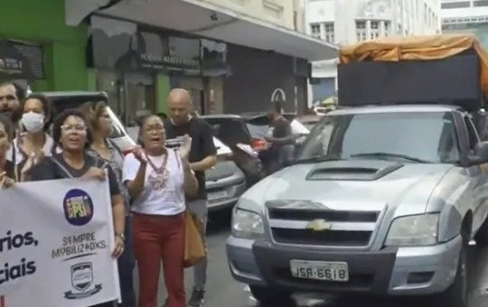 Servidores municipais protestam no bairro do Comércio e cobram reajuste salarial