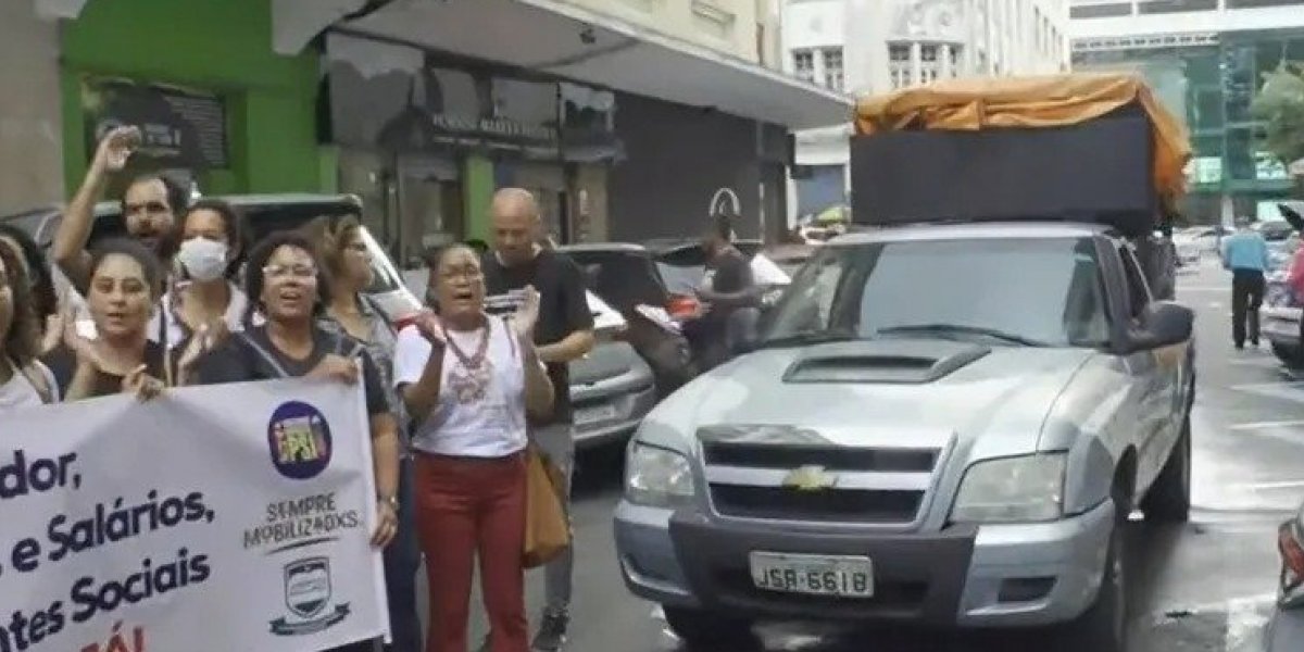 Servidores municipais protestam no bairro do Comércio e cobram reajuste salarial