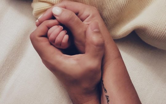 Maite Perroni anuncia nascimento da primeira filha: "Amamos você, Lia"