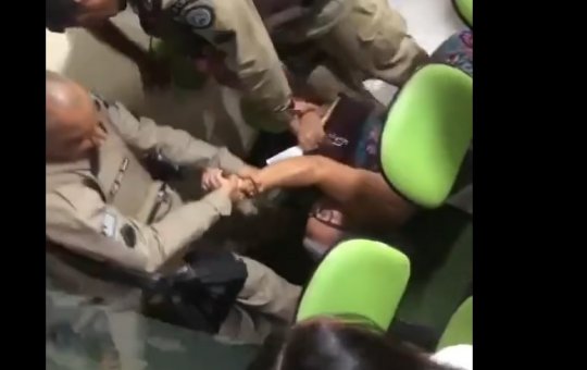 PMs retiram professora arrastada de plenário da Câmara Municipal de Maiquinique