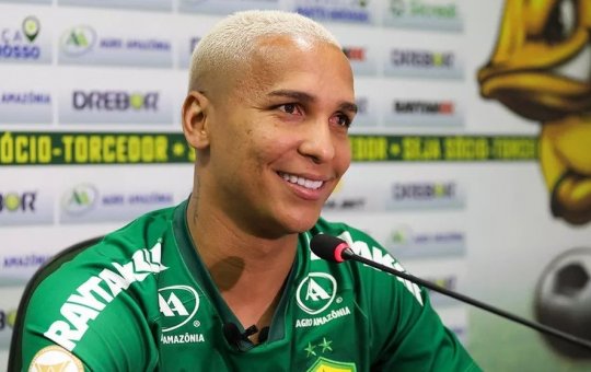 Atacante Deyverson aparece deitado e debaixo de cobertor em julgamento do STJD