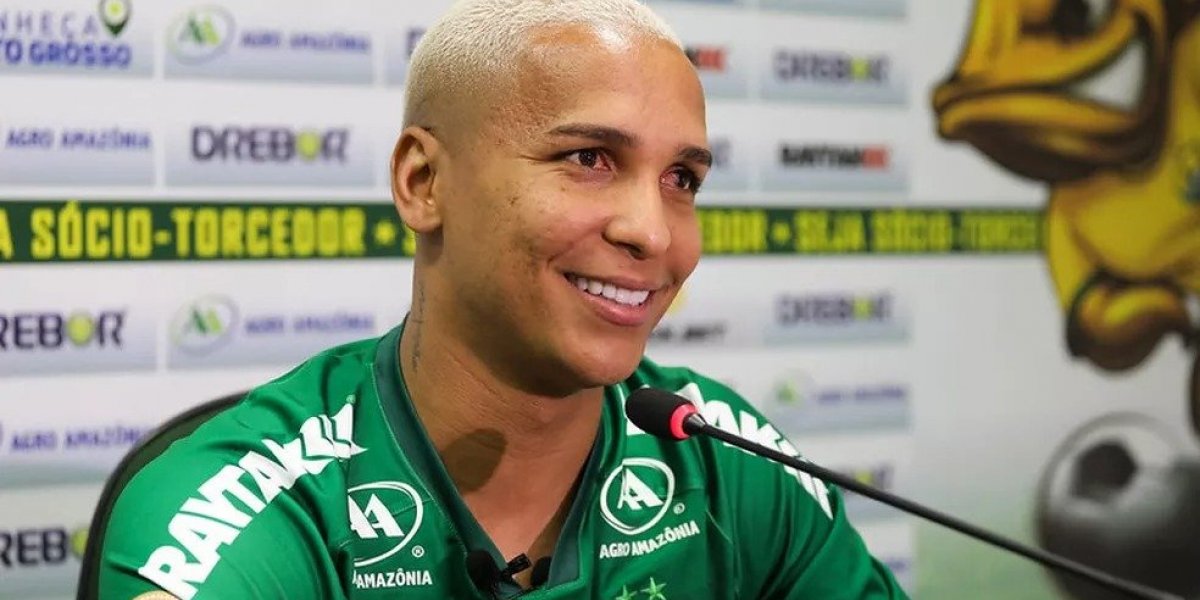 Atacante Deyverson aparece deitado e debaixo de cobertor em julgamento do STJD