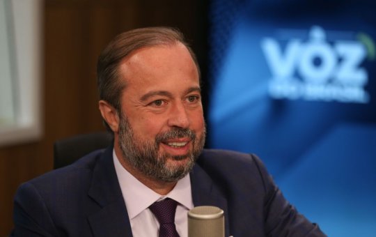 Postos serão fiscalizados para garantir queda nos preços, diz ministro