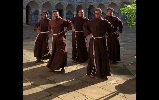Freis dançam Macarena, hit dos anos 90, para divulgar feijoada de convento 