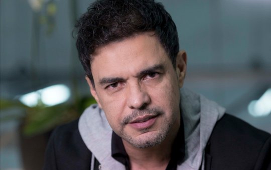 Zezé di Camargo canta 'estranho' em show e impressiona público; veja