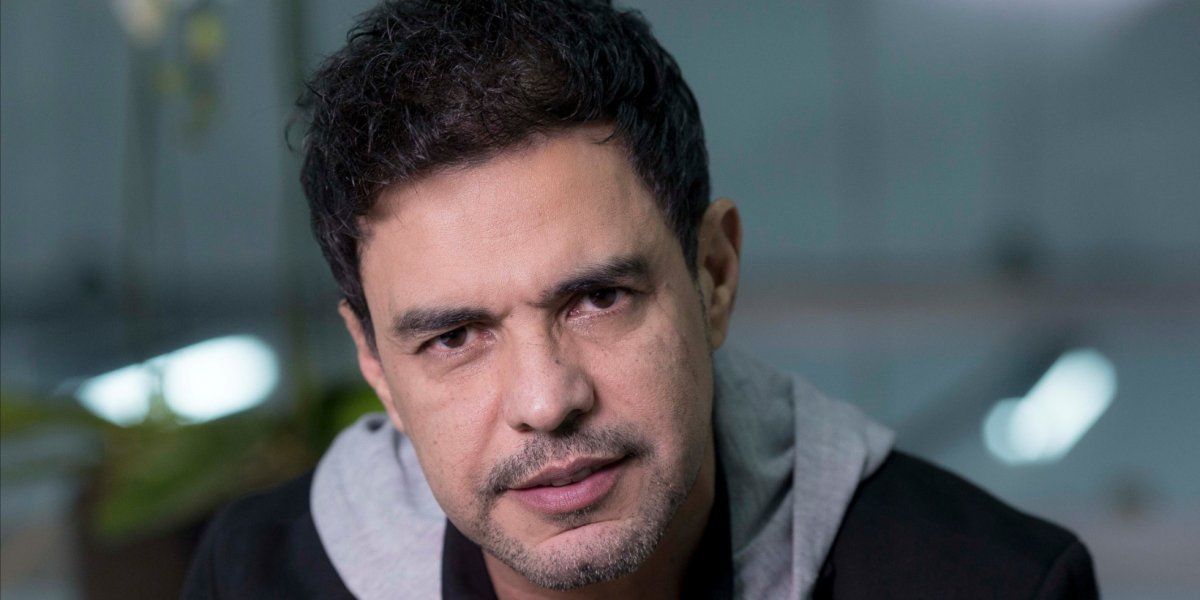 Zezé di Camargo canta 'estranho' em show e impressiona público; veja