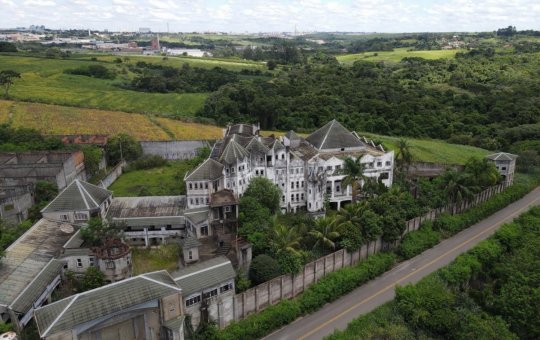 Castelo de José Rico, da dupla com Milionário, será leiloado para pagar dívidas