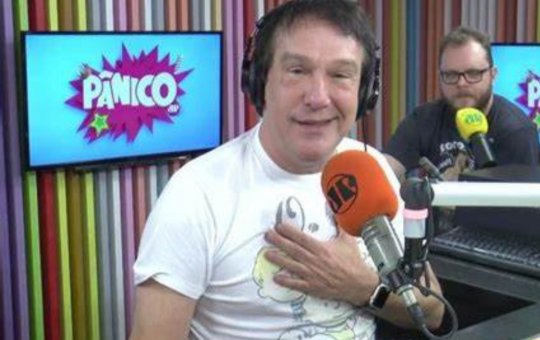 "Estou bem": Emílio Surita volta ao Pânico após cirurgia