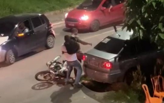 Homem desmaia após ser agredido com capacete de motociclista em Camaçari; veja