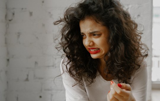 Hospital pede para que médicos parem de 'colar meleca' nas paredes; entenda