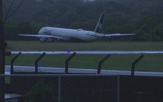 Avião que saiu da pista no aeroporto de Salvador é retirado de área de matagal