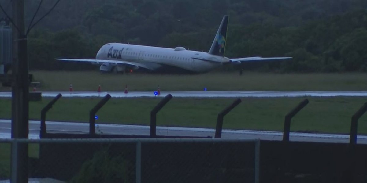 Avião que saiu da pista no aeroporto de Salvador é retirado de área de matagal
