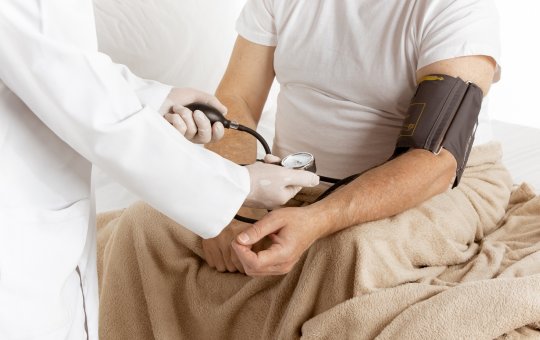 Homem dorme usando nove anéis penianos e vai parar no hospital