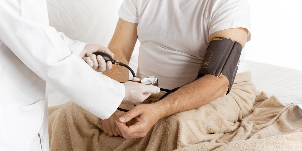 Homem dorme usando nove anéis penianos e vai parar no hospital