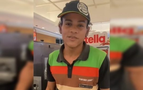 Funcionário do Burger King urinou na roupa após ser proibido de ir ao banheiro
