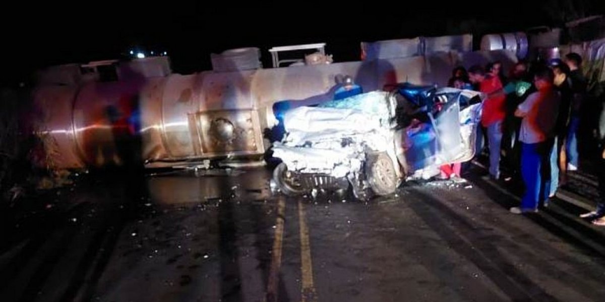 Cinco estudantes universitários morrem em acidente de carro na Bahia